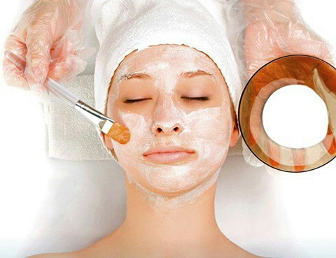 Trang điểm bằng gạo nếp đắp mặt